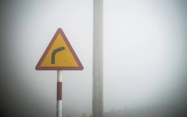 Гострий Поворот Правого Дорожнього Знаку Туманній Дорозі — стокове фото