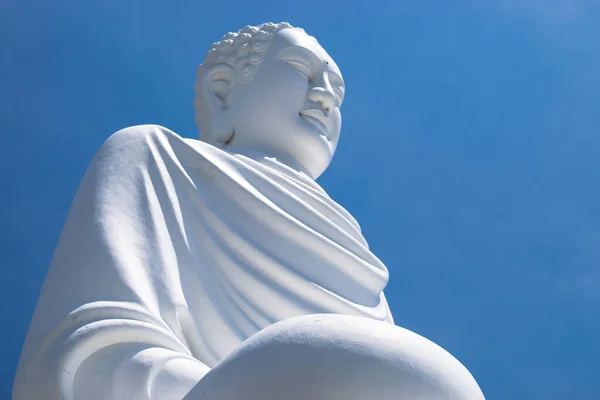 White Gautama Buddha Fondo Del Cielo Long Son Pagoda Nha —  Fotos de Stock