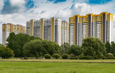 Saint Petersburg, Rusya - 4 Ağustos 2019: Uluslararası Milliyetçiler Parkı yakınlarındaki 