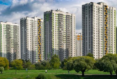 Saint Petersburg, Rusya - 4 Ağustos 2019: Uluslararası Milliyetçiler Parkı yakınlarındaki 