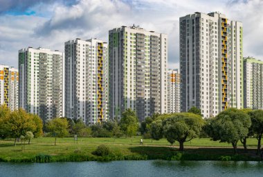 Göl kenarındaki yerleşim yeri.