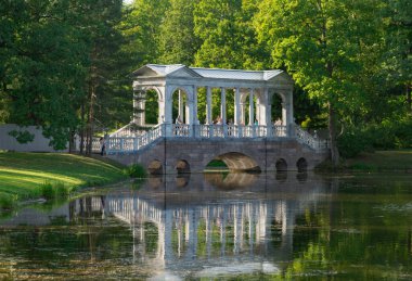 Puşkin (Tsarskoye Selo), Rusya - 17 Ağustos 2019: Mermer Köprü veya Sibirya Mermer Galerisi, İmparatoriçe Catherine Parkı 'nda bulunan bir dekoratif Palladian köprüsü.