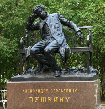 Puşkin (Tsarskoye Selo), Rusya - 17 Ağustos 2019: Ünlü Rus şair, oyun yazarı ve romancı Alexander Puşkin Anıtı