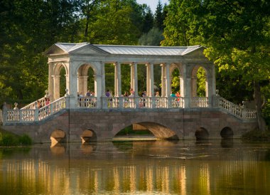 Puşkin (Tsarskoye Selo), Rusya - 17 Ağustos 2019: Mermer Köprü veya Sibirya Mermer Galerisi, İmparatoriçe Catherine Parkı 'nda bulunan bir dekoratif Palladian köprüsü.