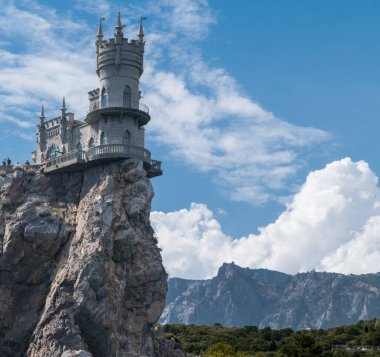 Kırlangıç Yuvası Şatosu Kırım 'daki Aurora Kayalıklarının tepesinde.