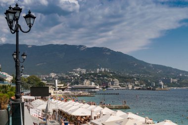 Yalta 'da şehir seti ve sahil plajı.