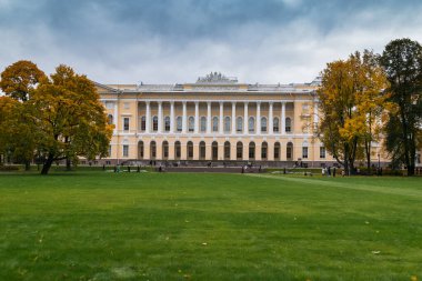 Mikhailovsky Bahçesi ve Mikhailovsky Sarayı 'nın büyük çimenliği Saint Petersburg, Rusya