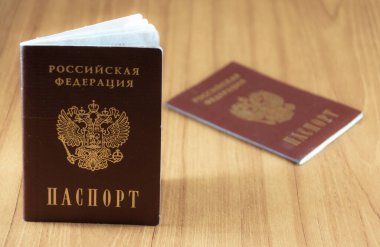 Ahşap bir arka planda Rus pasaportu