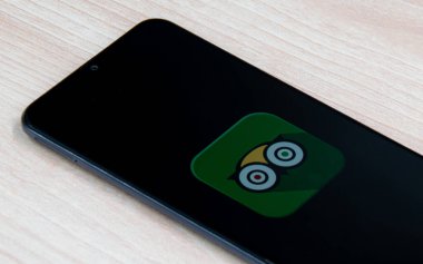 Saint Petersburg, Rusya - 25 Şubat 2020: akıllı telefon ekranında tripDanışman logosu. Seyahat danışmanı bir internet seyahat şirketi.