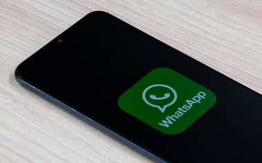 Saint Petersburg, Rusya - 25 Şubat 2020: akıllı telefon ekranında WhatsApp logosu. WhatsApp, Facebook 'a ait ücretsiz, platformlar arası mesajlaşma ve Voice Over IP hizmeti.