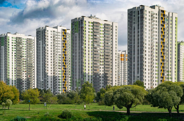 Санкт-Петербург, Россия - 4 августа 2019 года: Жилой комплекс "София" рядом с Парком Интернационалистов