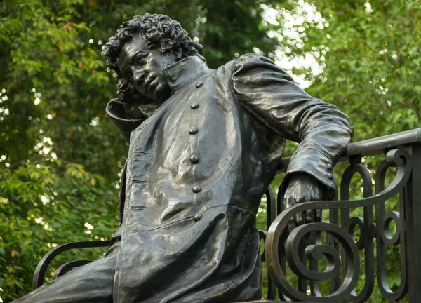 Puşkin (Tsarskoye Selo), Rusya - 17 Ağustos 2019: Ünlü Rus şair, oyun yazarı ve romancı Alexander Puşkin Anıtı