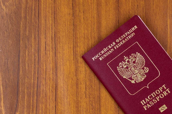 Ahşap Bir Arka Planda Rus Pasaportu — Stok fotoğraf