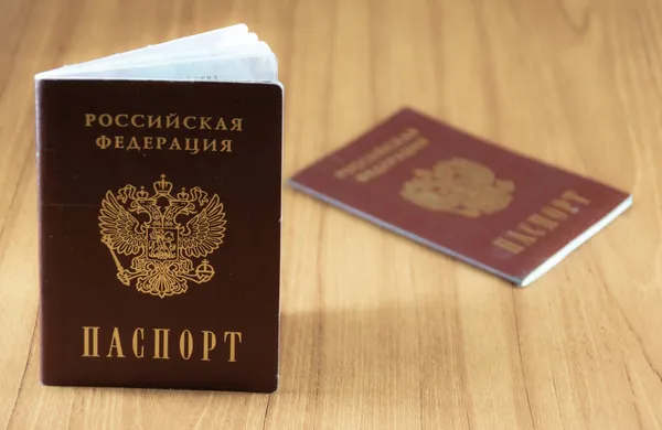 Passaporte Russo Sobre Fundo Madeira — Fotografia de Stock