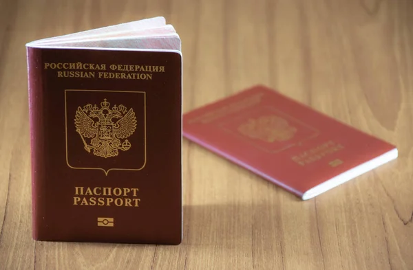 Ρωσικό Διαβατήριο Ξύλινο Φόντο — Φωτογραφία Αρχείου