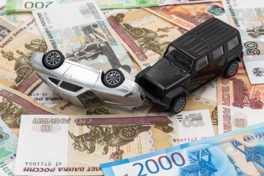 Siyah ve gümüş oyuncak arabalar Rus parasıyla çarpışır (ruble). Kira, satın alma, sigorta veya araba konsepti