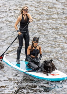 Saint Petersburg, Rusya - 31 Temmuz 2021: Stand-up kürekçisi 
