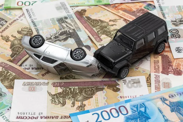 Siyah ve gümüş oyuncak arabalar Rus parasıyla çarpışır (ruble). Kira, satın alma, sigorta veya araba konsepti