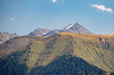 Soçi, Rusya - 15 Eylül 2021: Soçi Ulusal Parkı 'nda Kafkaslar sırtı 