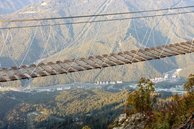 Köprüyü uçurumdan aşağı indirin.
