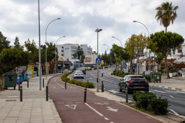 Protaras, Kıbrıs - 22 Haziran 2021: Bisiklet yolu bulunan ana cadde