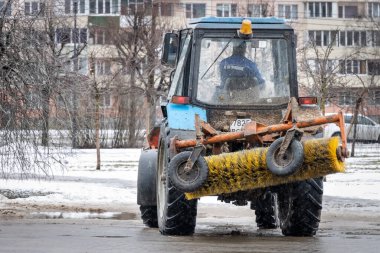 Saint Petersburg, Rusya - 15 Mart 2021: Kar temizleyici
