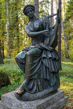 Terpsichore - dans ilham perisi, bronz heykel Pavlovsk, Rusya 'daki Eski Sylvia parkında
