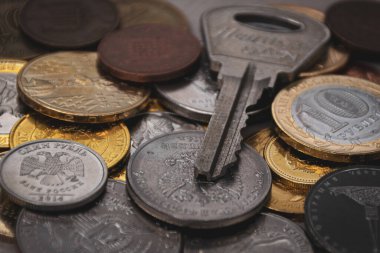 Dünyanın farklı ülkelerindeki madeni paraların arka planında anahtar