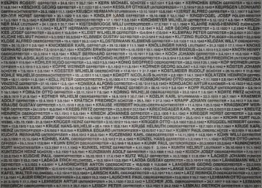 Anma plaketi. Savaşta ölen Almanların isimleri.