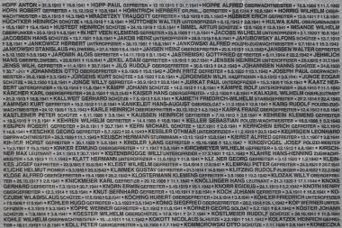 Anma plaketi. Savaşta ölen Almanların isimleri.