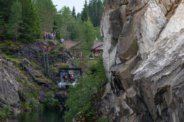 Rusya, Karelia Cumhuriyeti 'ndeki mermer kanyon. Ruskeala mermer yatağı 1765 yılında keşfedildi. Şimdi bu derin taş ocakları ve adacıklar popüler bir turizm merkezi olarak hizmet veriyor.