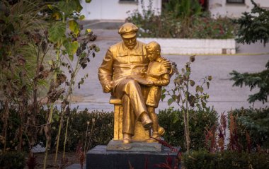 Yevpatoria 'da Vladimir Lenin' in çocuğuyla konuşması anıtı