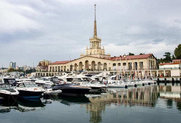 Soçi, Rusya - 11 Eylül 2021: Sahil İstasyonu, Rusya 'nın Krasnodar Krai eyaletinin orta bölgesinde yer alan Soçi limanı.