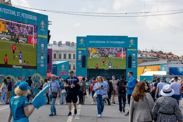 Saint Petersburg, Rusya - 12 Haziran 2021: Fan bölgesi UEFA Euro 2020
