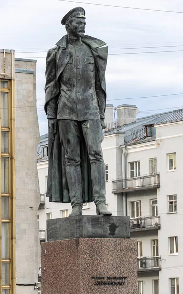 Saint Petersburg, Rusya - 15 Mayıs 2021: Shpalernaya Caddesi 'ndeki Felix Edmundovich Dzerzhinsky Anıtı