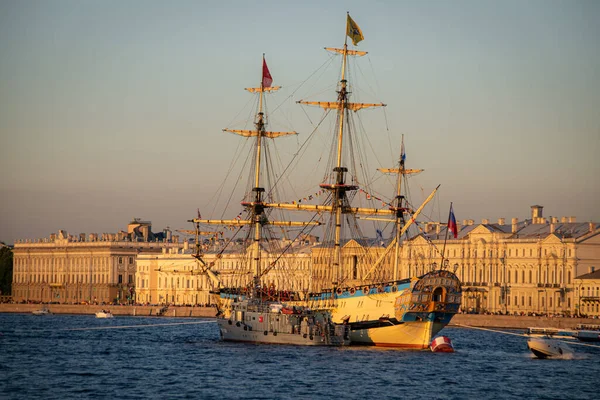 Saint Petersburg, Rusya - 26 Temmuz 2020: Neva Nehri 'ndeki Rus eski gemisi Poltava' nın kopyası