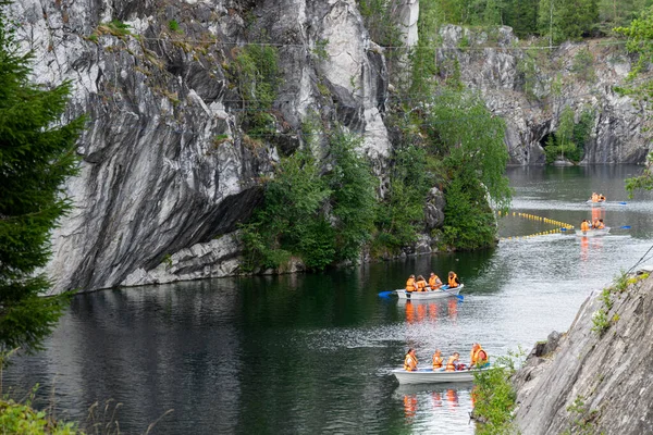 Rusya, Karelia Cumhuriyeti 'ndeki mermer kanyon. Ruskeala mermer yatağı 1765 yılında keşfedildi. Şimdi bu derin taş ocakları ve adacıklar popüler bir turizm merkezi olarak hizmet veriyor.