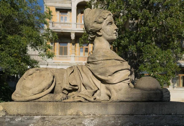 Massandra Sarayı Nın Cephesinde Elinde Balo Olan Kadın Sfenks Heykeli — Stok fotoğraf
