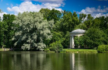 Saint Petersburg, Rusya - 29 Haziran 2019: Ekaterinhof parkında çardak ve göl