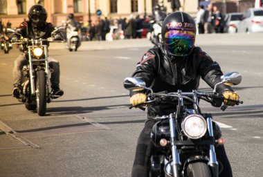 Saint Petersburg, Rusya - 4 Mayıs 2019: Bir grup motorcu cadde boyunca ilerliyor