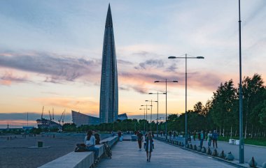 Saint-Petersburg Körfezi kıyısındaki Saint-Petersburg gece parkının manzarası, 4 Haziran 2019, Finlandiya Körfezi 'nin kuzey-batısında yer almaktadır.