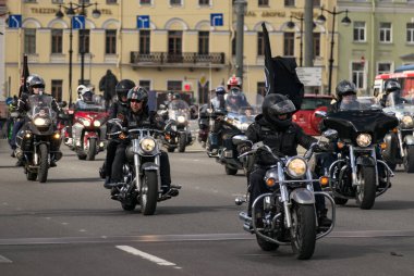 Saint Petersburg, Rusya - 4 Mayıs 2019: Bir grup motorcu Annunciation Köprüsü boyunca ilerliyor