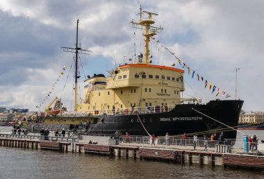 PETERSBURG, RUSSIA - 4 Mayıs 2019 İvan Krusenstern Donanma Tekne Festivali sırasında Buzkıran Gemisi Suda