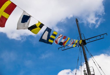 Deniz bayrak mavi gökyüzü