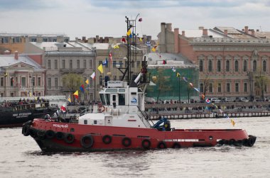 Saint Petersburg, Rusya - 5 Mayıs 2019 Neva Nehri üzerinde dans eden römorkörler. St. Petersburg 'da deniz buz kırıcıları festivali