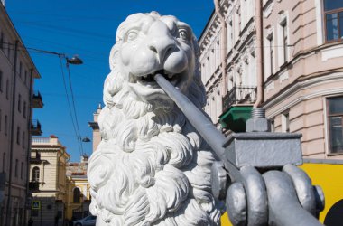 Aslan heykeli Griboyedov Kanalı üzerindeki köprüde, St Petersburg, Rusya