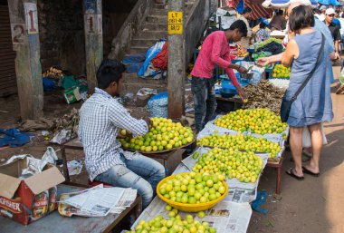 Kuzey Goa, Hindistan - 13 Ocak 2017: Mapusa pazarında sebze ticareti