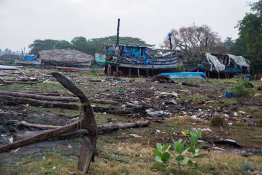 Kuzey Goa, Hindistan - 14 Ocak 2017: Chapora balıkçı köyü yakınlarındaki hurdalık