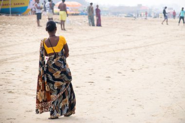Kuzey Goa, Hindistan - 16 Ocak 2017: Baga sahilinde güzel elbiseli Hintli kadın