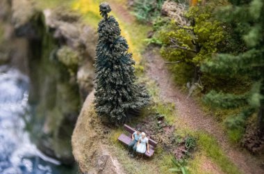 Saint Petersburg, Rusya - 28 Ekim 2018: Rusya Grand Maket Sergisi. Bir bankta oturan aşk çifti.